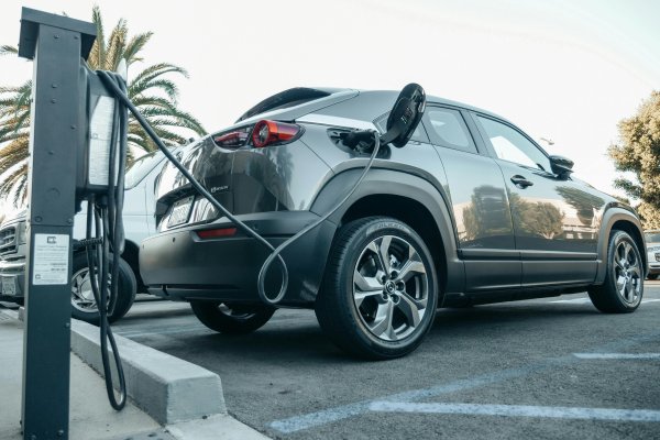 Híbridos y eléctricos ya representan más del 40% de los vehículos nuevos matriculados en 2026 en Colombia