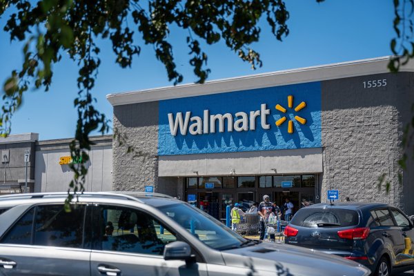 Trump afirma que Walmart acordó con su administración bajar algunos precios e insta a otros retailers a seguir su ejemplo