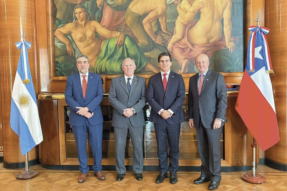 <p>De izq. a derecha: Marcos Stancanell, Cancillería Argentina; Luis Lucero, secretario de Minería; Álvaro González, subse. Minería de Chile; Patricio Torres, subse. RREE Chile.</p>