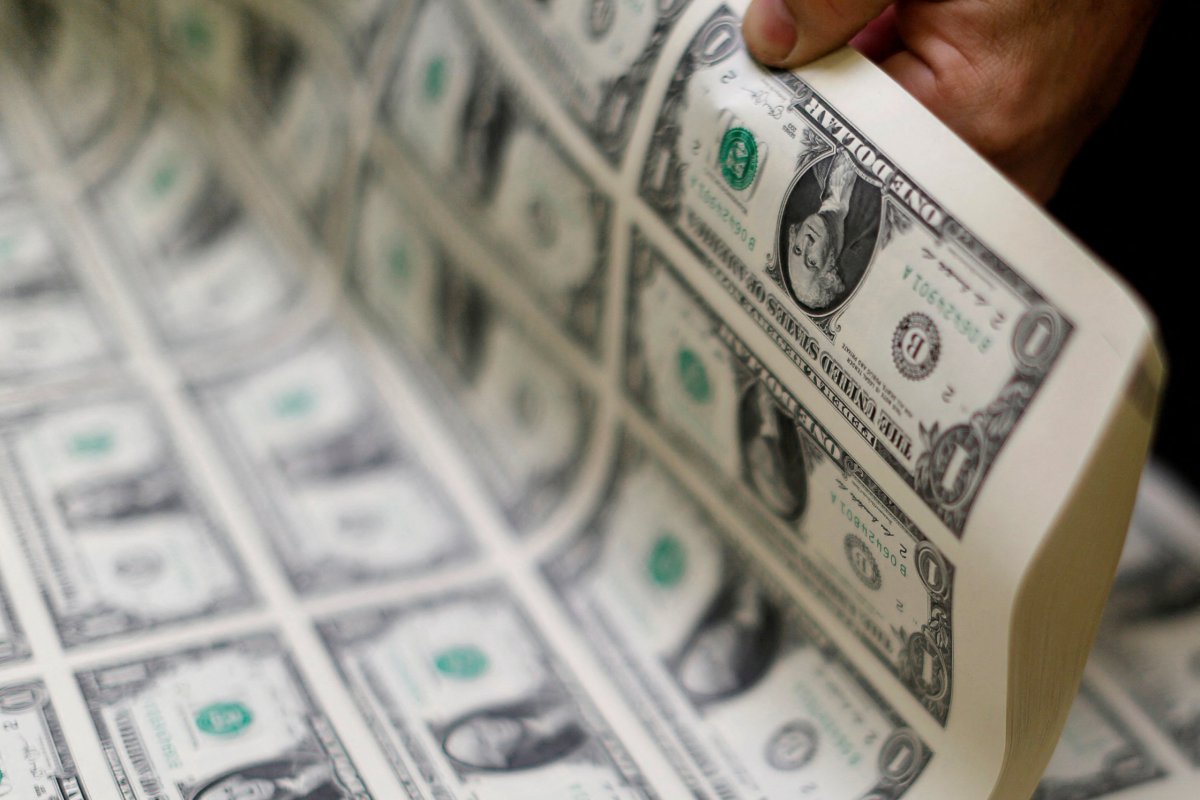 <p>El dólar cierra sobre la marca de $930 por una recuperación global de la divisa y una caída del cobre, mientras resurge tensión en Ormuz</p>