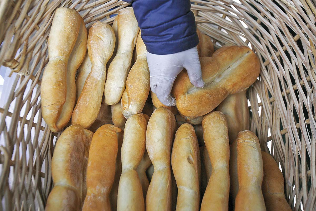 <p>Empate sin goles: el aumento en los precios del pan compensó la caída en los precios de los combustibles el mes pasado. (Foto: Aton Chile)</p>