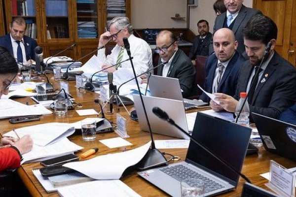 <p>¿Diálogo en punto muerto? Oposición se retira de la comisión de Medio Ambiente del Senado y provoca nuevo quiebre con el gobierno por proyecto misceláneo</p>