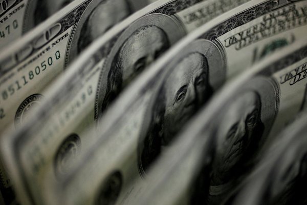Dólar cae y cierra bajo la marca de $ 930 por una recuperación en el precio del cobre y una mayor calma en los mercados frente a ataques en Medio Oriente