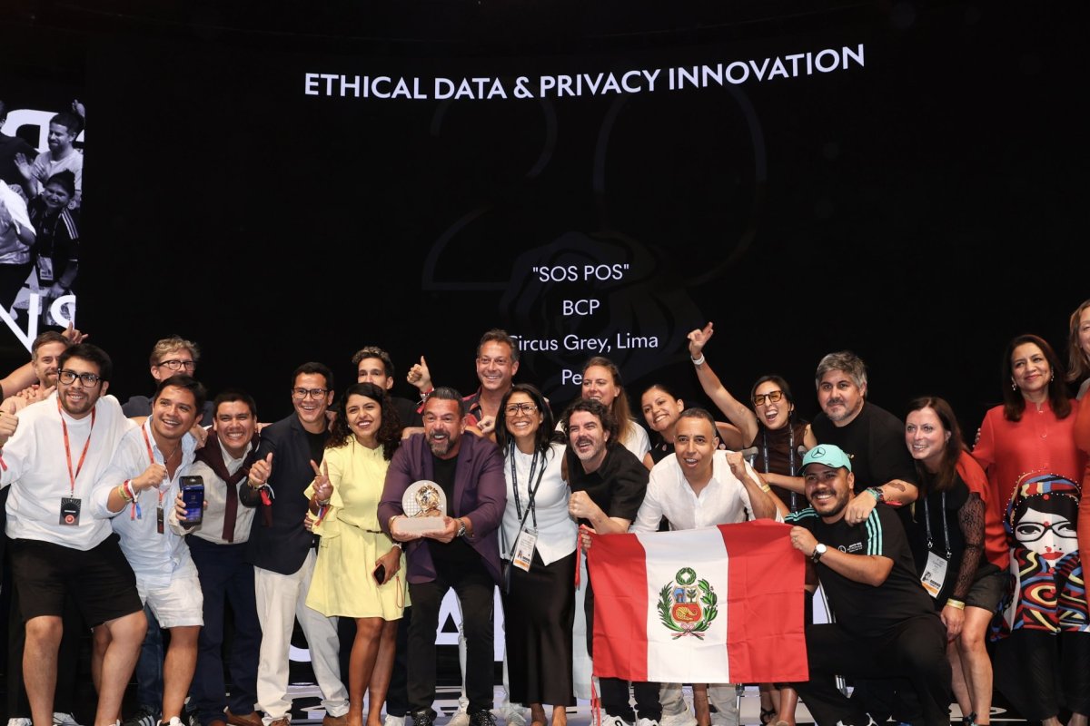 <p>Equipo del BCP y Circus Grey tras recibir el Grand Prix en Cannes Lions 2026 - Crédito: Pancho Dondo de Marketers Ad Latina.</p>
