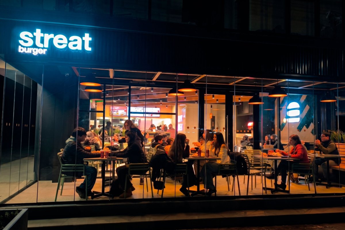 <p>Streat Burger se expande en el sur: inaugura en Chillán su local 25 y alista apertura en Concepción</p>