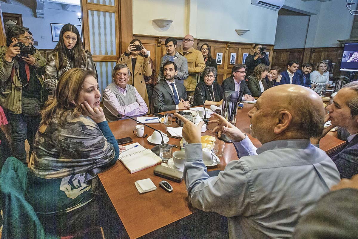 <p>Los partidos políticos de oposición se reunieron y escucharon a abogados constitucionalistas este jueves. Foto: Aton.</p>