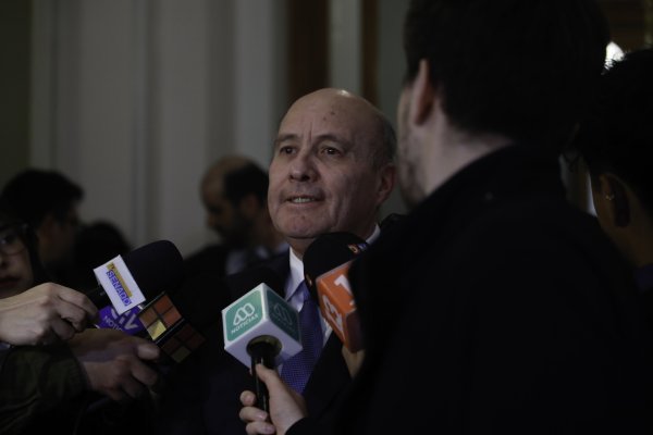 “Nuestro entendimiento es que hay un acuerdo con la bancada”: Quiroz insiste en acuerdo con el PPD por invariabilidad pese a descuelgues