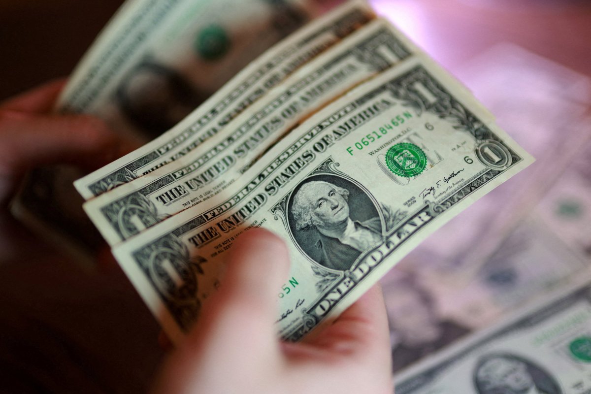 <p>Dólar cierra en baja en medio de estabilización de mercados y mientras Trump afirma que EEUU aceptó seguir negociaciones con Irán</p>