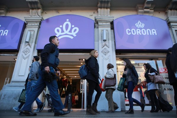 <p>Multitienda Corona rematará ocho contenedores de ropa en subasta online</p>
