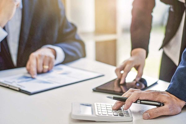 La disputa por los nuevos millonarios: quién está captando el creciente segmento de altos patrimonios en Chile