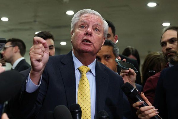 Sorpresiva muerte de senador y estrecho aliado de Trump enciende compleja sucesión a pocos meses de las elecciones de mitad de período