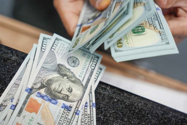 El dólar cierra con alza de casi $ 9 a un nuevo máximo del año por mayor tensión en Medio Oriente y en medio de masiva apuesta de extranjeros contra el peso