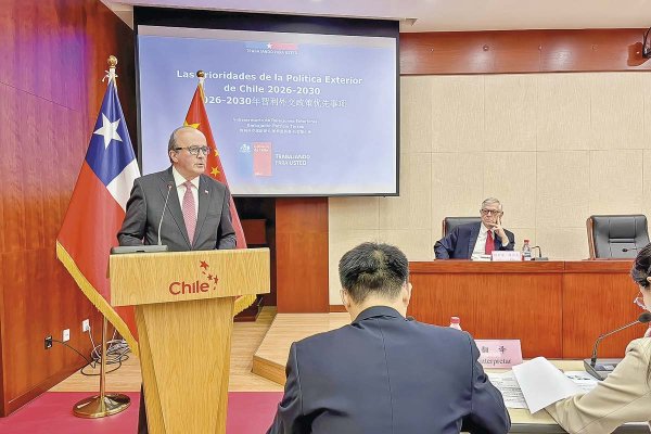 Chile y China acuerdan avanzar en cooperación científica, académica e investigación antártica