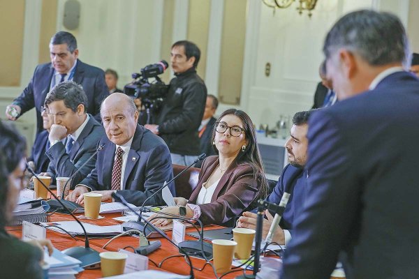 El ministro de Hacienda, Jorge Quiroz, encabezó la tramitación en la comisión del ramo ayer en el Senado. Crédito: Ministerio de Hacienda.