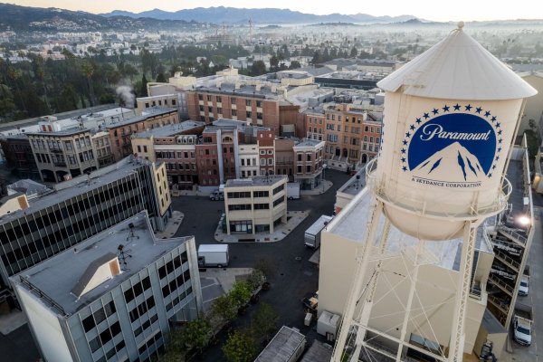 California y otros 11 estados buscan bloquear fusión entre Paramount y Warner Bros