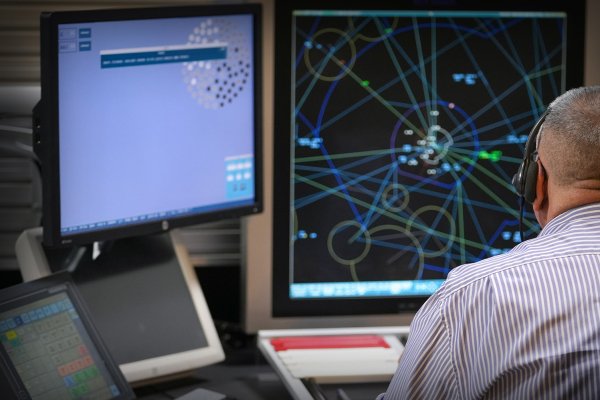Española Indra activa cuatro centros de control aéreo en siete días y supera los 300 en todo el mundo