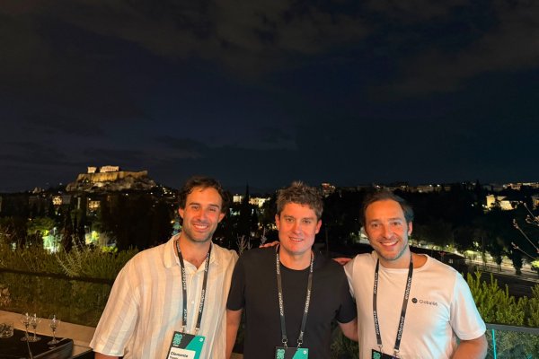Tomás Bercovich, a la derecha, junto con Patricio Rojas y Clemente Yapur, de Endeavor, en Atenas.