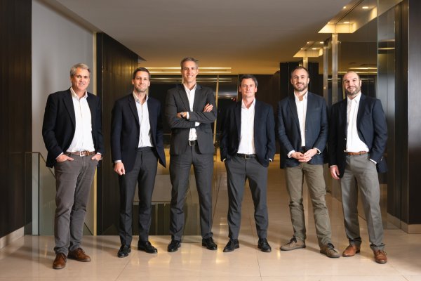 El socio y portfolio manager de Frontal Trust, Jorge Prieto; el Head Distribución & IR de Toesca, Nicholas de Bourguignon; el socio y gerente general de Toesca, Carlos Saieh; el socio y portfolio manager de Crédito Privado de Toesca, Manuel Ossa; el socio y portfolio manager de Frontal Trust, Benjamín Viel; y el gerente general de Frontal Trust, Claudio Mehech.