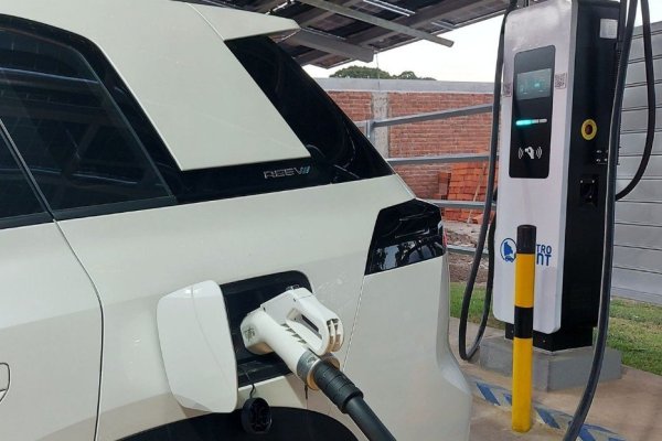 <p>Autos eléctricos ya están llegando a Zofri, pero con destino Bolivia: “De aquí a un año ya va a haber para vender a los chilenos”</p>