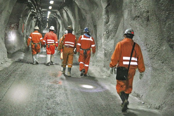 <p>“Una paradoja minera”: Imacec y empleo del sector acumulan meses de caídas pese a boom del cobre</p>