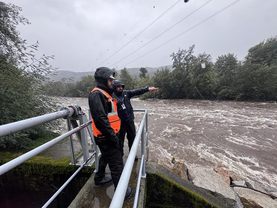 <p>Temporal anega Plaza de Armas de Parral y mantiene en alerta aumento del caudal en ríos de Ñuble por riesgo de desborde</p>
