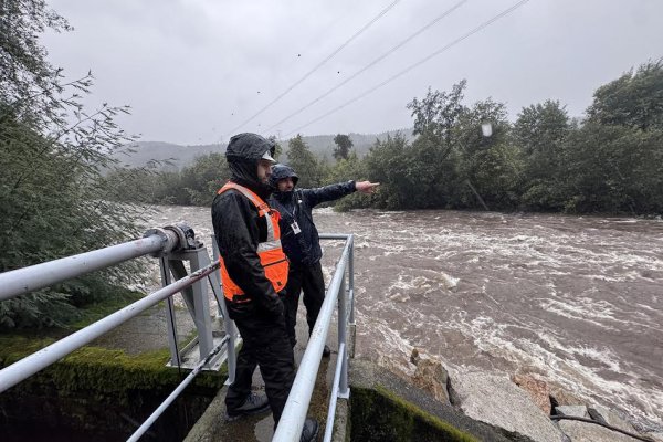 <p>Temporal anega Plaza de Armas de Parral y mantiene en alerta aumento del caudal en ríos de Ñuble por riesgo de desborde</p>