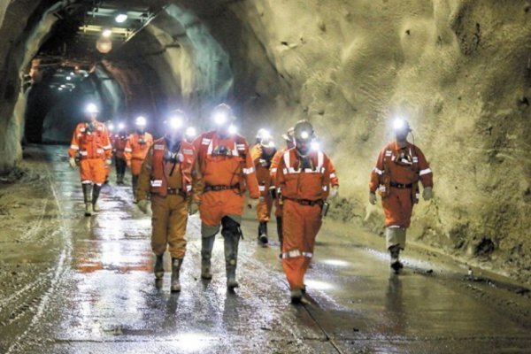 <p>Compensaciones, pérdidas hasta 2035 y reclamos por un juicio “racional” y “justo”: el friccionado primer año tras la tragedia en El Teniente</p>