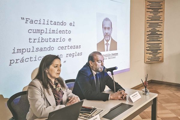 <p>Las autoridades del SII, lideradas por Jorge Trujillo, han sido parte del diálogo.</p>