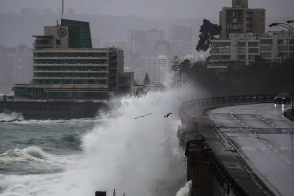 <p>Entre 30% y 90% de cancelación de reservas confirmadas: sistema frontal impacta actividad turística en Región de Valparaíso en pleno interferiado</p>