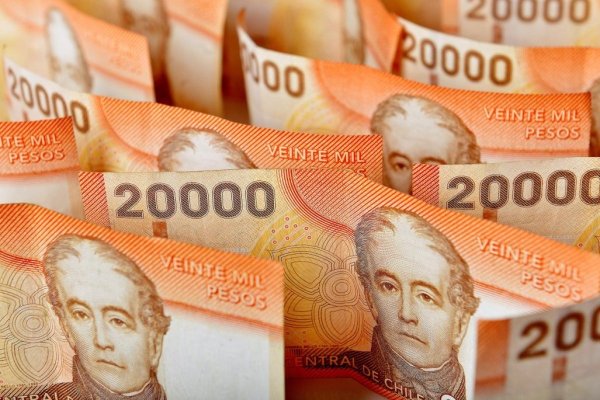 <p>Qué hay tras la caída que vive el peso chileno</p>