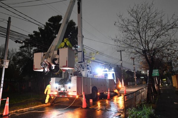 <p>Bajan a 7.115 los clientes sin luz de Enel Distribución en la RM: Conchalí y Peñalolén concentran las mayores afectaciones</p>