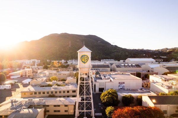 <p>Jueza federal de EEUU suspende temporalmente el acuerdo entre Paramount y Warner Bros</p>