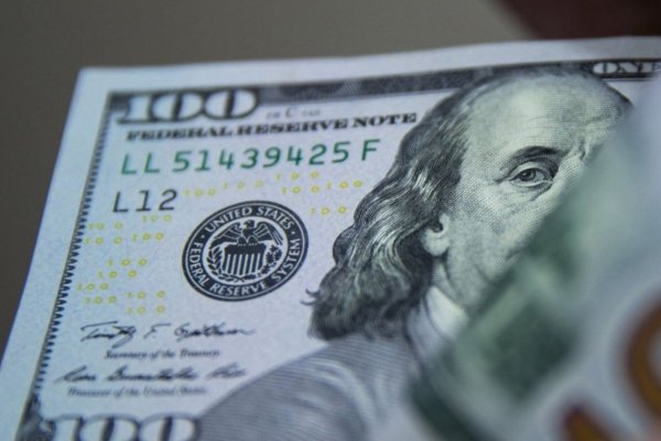 <p>Dólar cierra en baja por recuperación del cobre y con los inversionistas atentos a la tensión en Medio Oriente</p>