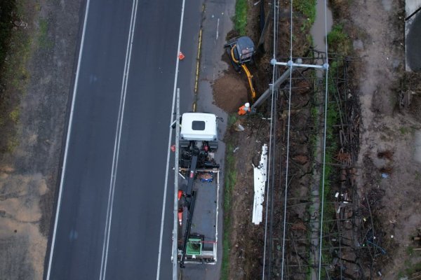 <p>Subtel: 92% de las estaciones base del país sigue operativa pese a las lluvias, mientras empresas advierten daños en infraestructura</p>