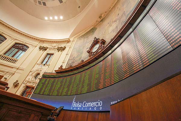 <p>Los factores que ve el mercado para que el IPSA despegue de los 11.000 puntos</p>