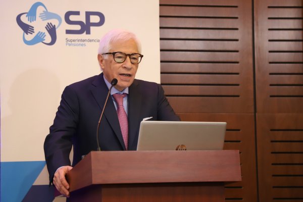 <p>Superintendente de Pensiones se abre a modificar bandas de premios y castigos para el nuevo régimen de inversión: "Lo estamos estudiando"</p>