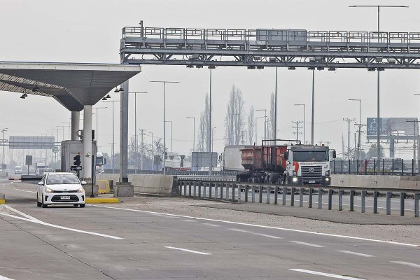 <p>MOP retoma análisis de una política nacional de peajes que fijaría una tarifa por kilómetro para la Ruta 5 y vías transversales</p>