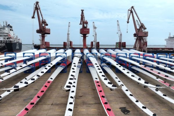 <p>Aspas de turbinas eólicas en un muelle en China, cuyo programa insignia de infraestructura en el extranjero aumentó la financiación de energías renovables a 20.100 millones de dólares en el primer semestre</p>