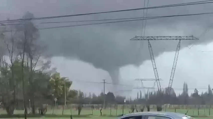 <p>Nubes tornádicas se registraron en Ñuble en medio de intenso sistema frontal</p>