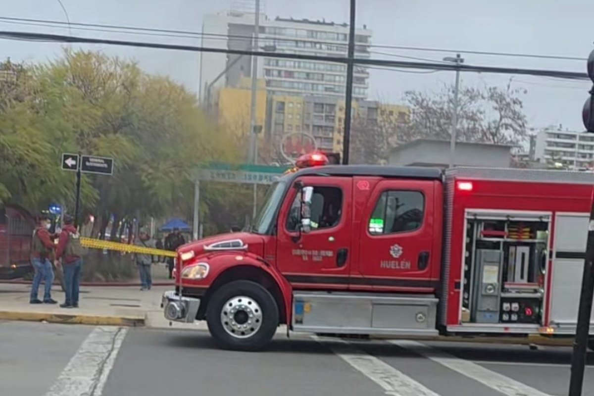 <p>Metro de Santiago suspende servicio en seis estaciones de la Línea 5 tras incendio en vagón en Santa Isabel</p>