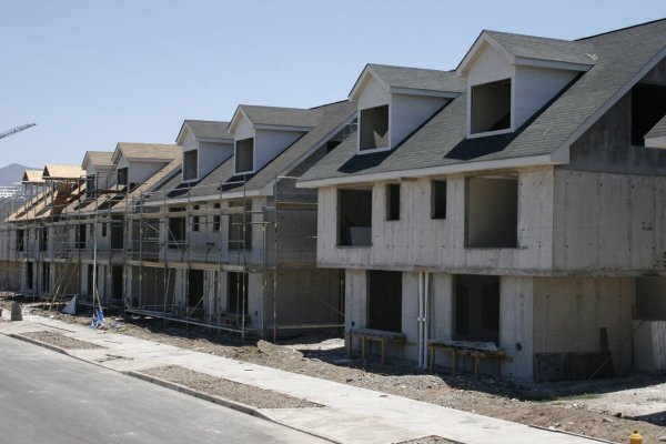 <p>Retrasos en aprobación de obras eleva costos de viviendas en 10%: ranking revela regiones de Chile con más demora para proyectos inmobiliarios</p>