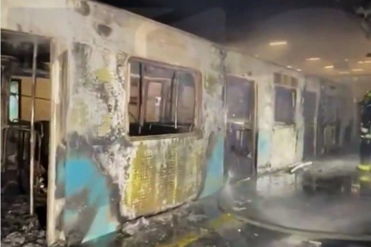 <p>Metro de Santiago suspende servicio en seis estaciones de la Línea 5 tras incendio en vagón en Santa Isabel</p>