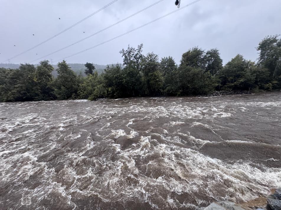 <p>Desborde del río Mataquito amenaza la conectividad de la Ruta 5, activa Alerta Roja y moviliza evacuaciones preventivas en la Región del Maule</p>