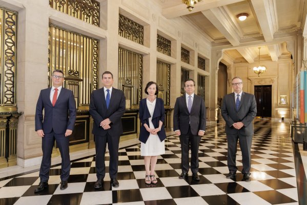 <p>Rosanna Costa, presidenta del Banco Central, junto a los consejeros del ente emisor.</p>