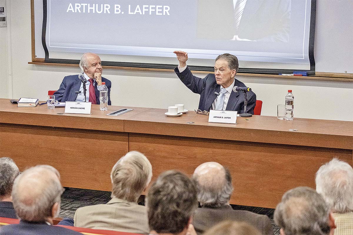 <p>Hernán Cheyre junto a Arthur Laffer.</p>