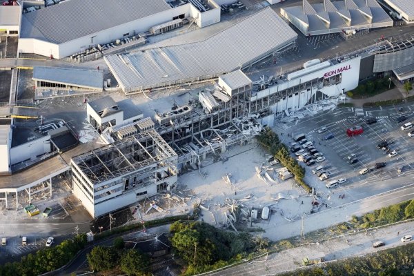 <p>Una vista aérea muestra el centro comercial Aeon Mall en la localidad de Kashima, prefectura de Kumamoto, tras el terremoto en el sur de Japón. (Foto: Reuters)</p>