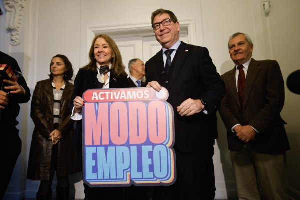 El ministro Mas junto a la presidenta y el comité ejecutivo de la CPC. Foto: Aton