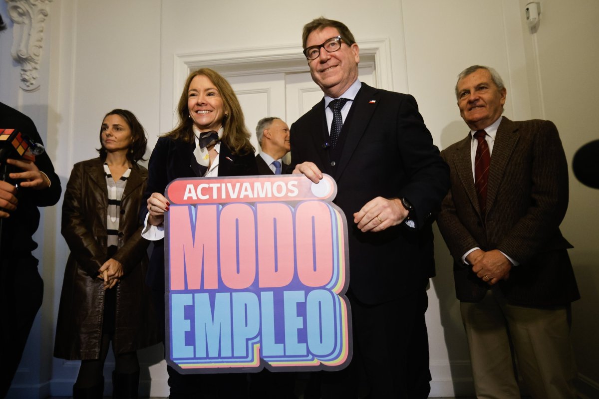 <p>El ministro Mas junto a la presidenta y el comité ejecutivo de la CPC. Foto: Aton</p>