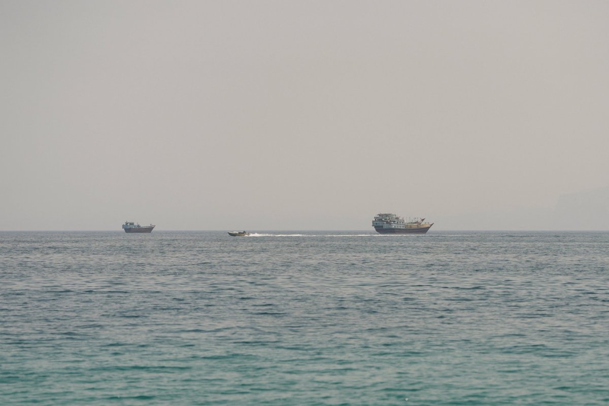 <p>Embarcaciones en el estrecho de Ormuz, vistas desde Musandam, Omán. (Foto: Reuters)</p>