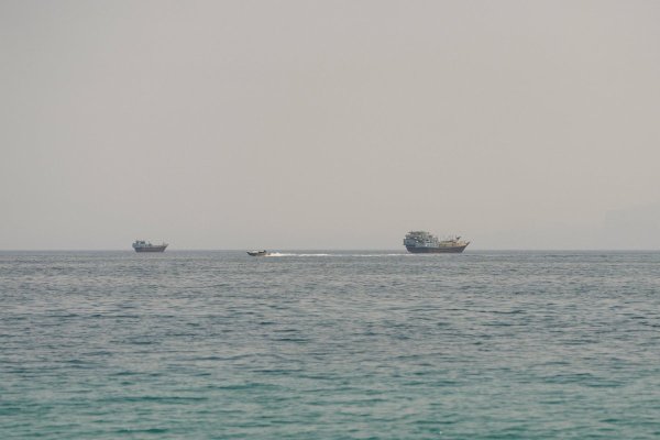 <p>Embarcaciones en el estrecho de Ormuz, vistas desde Musandam, Omán. (Foto: Reuters)</p>
